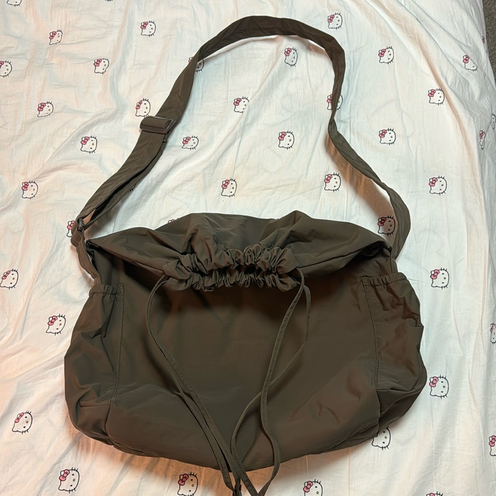 Uniqlo drawstring shoulder bag